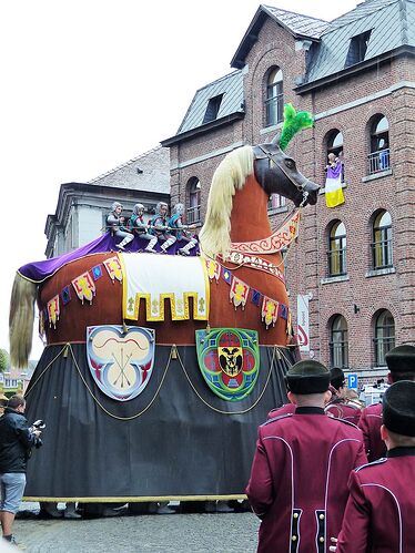 Elle voit des géants partout ! (Ducasse d’Ath, Belgique, Août 2018) - fabienne65