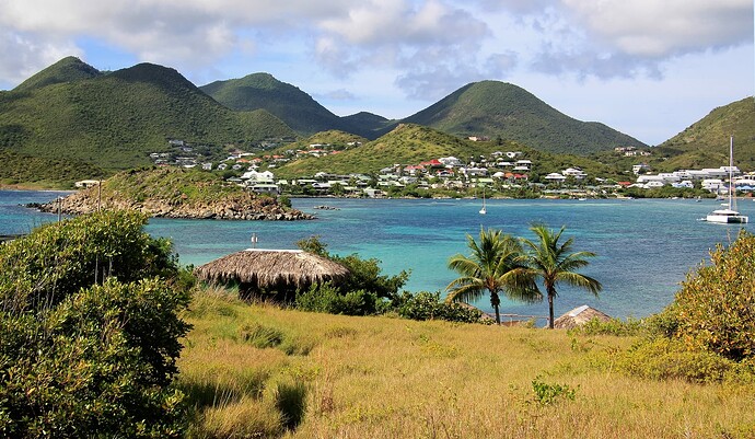 En fond de décor, les mornes de Saint-Martin
