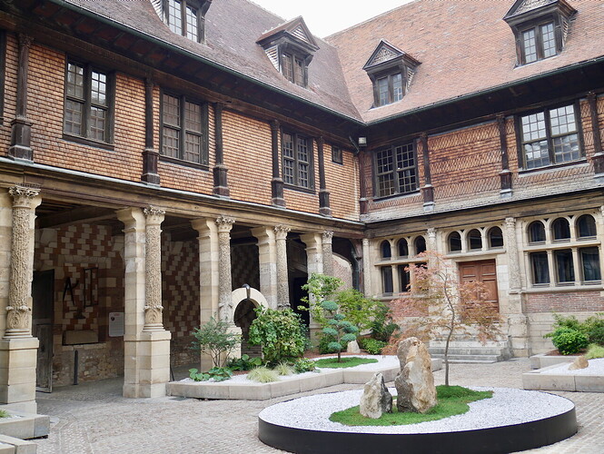 Hôtel de Maurois bâti en 1560 héberge le Musée de l'Outil  et de la Pensée ouvrière