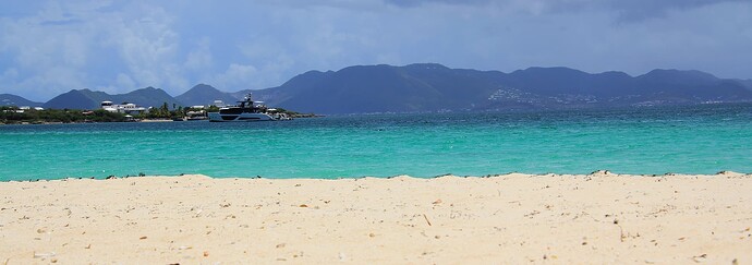 Les silhouettes des mornes de Saint-Martin en arrière plan
