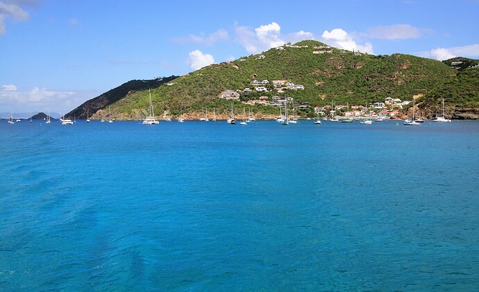 Eau bleue et Village de Corossol