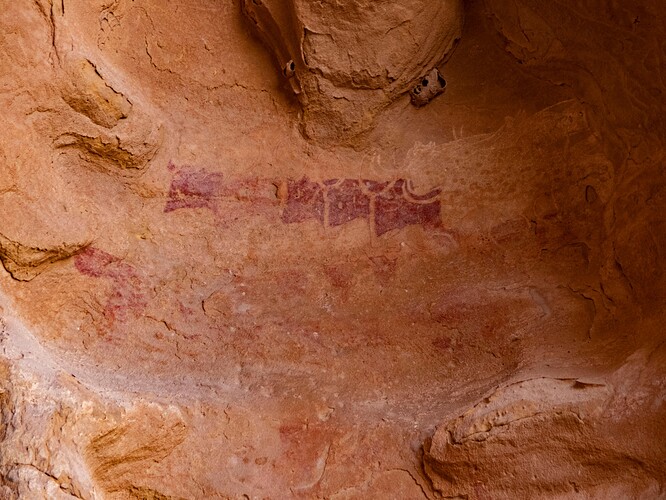 Peintures rupestres : girafe couchée, vaches et humain