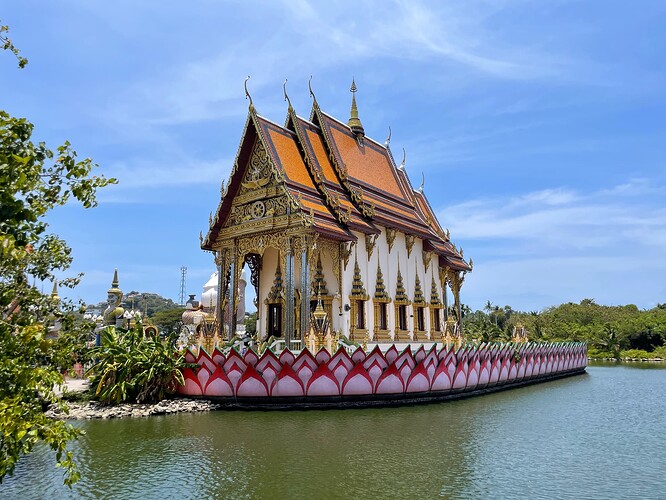 Wat Plai Laem