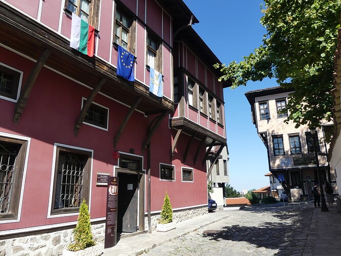 Maison Klianti et maison Lamarine au fond