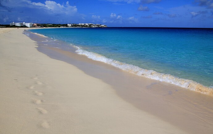 Anguilla Meads Plage et à gauche