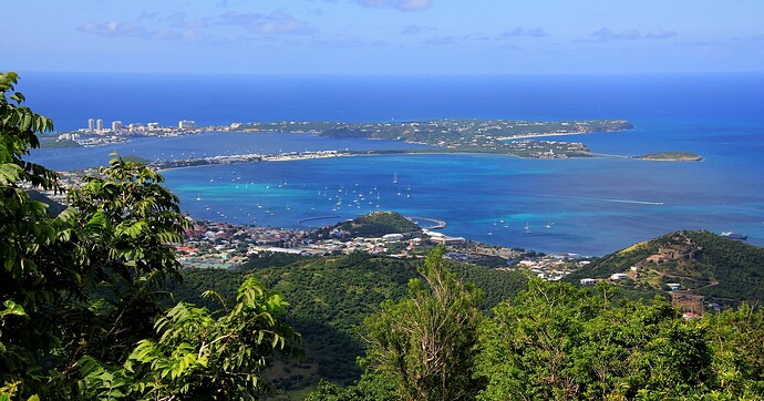 Marigot et les tours de Mullet-Cupcoy sur la gauche (sint Maarten)