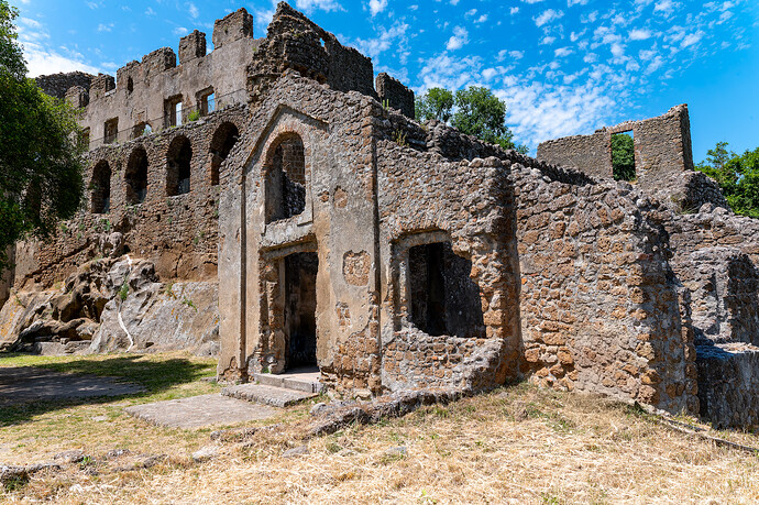 Palazzo Altieri avec à droite l'église San Rocco