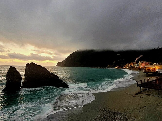 coucher de soleil sur la mer, ciel plombé lumières du village de Monterosso