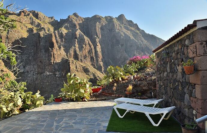 Casa Berna : la terrasse et le jardinet fleuri