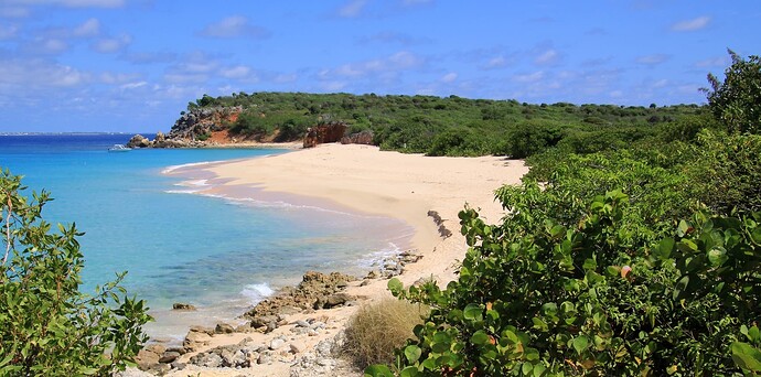 Baie blanche et falaises rouges