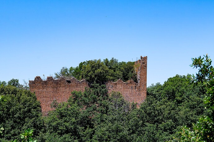 Le château de Sutri, de l'autre coté du vallon