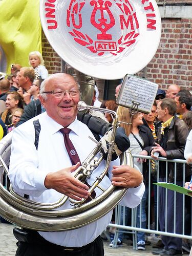 Elle voit des géants partout ! (Ducasse d’Ath, Belgique, Août 2018) - fabienne65