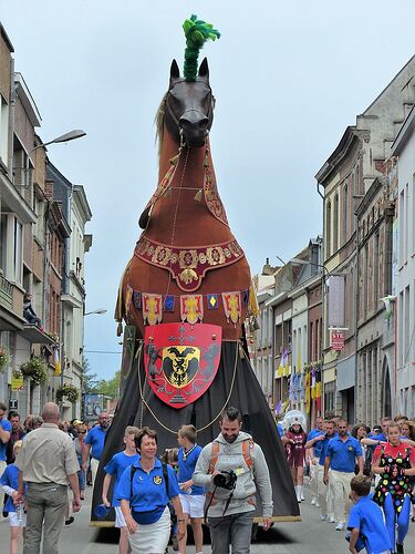 Elle voit des géants partout ! (Ducasse d’Ath, Belgique, Août 2018) - fabienne65