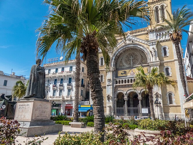 Cathédrale de Tunis, statue d'Ibn Khaldoum et tank (?)