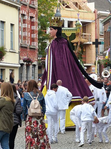 Elle voit des géants partout ! (Ducasse d’Ath, Belgique, Août 2018) - fabienne65