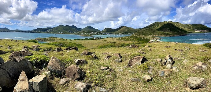 Vue panoramique, Pinel en premier plan et Saint-Martin en fond