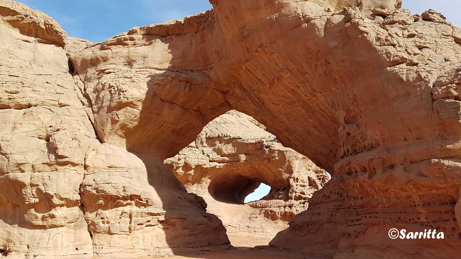 Tadrart les deux anaux ou arches de pierres concentriques