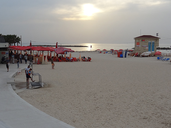 La plage de Tel Aviv au crépuscule - Marie-Ed
