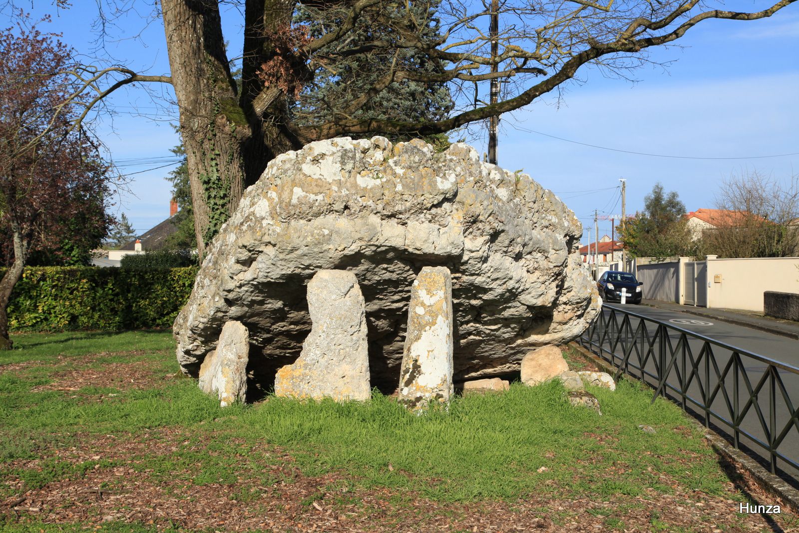 Poitiers, dolmen de la Pierre-Levée