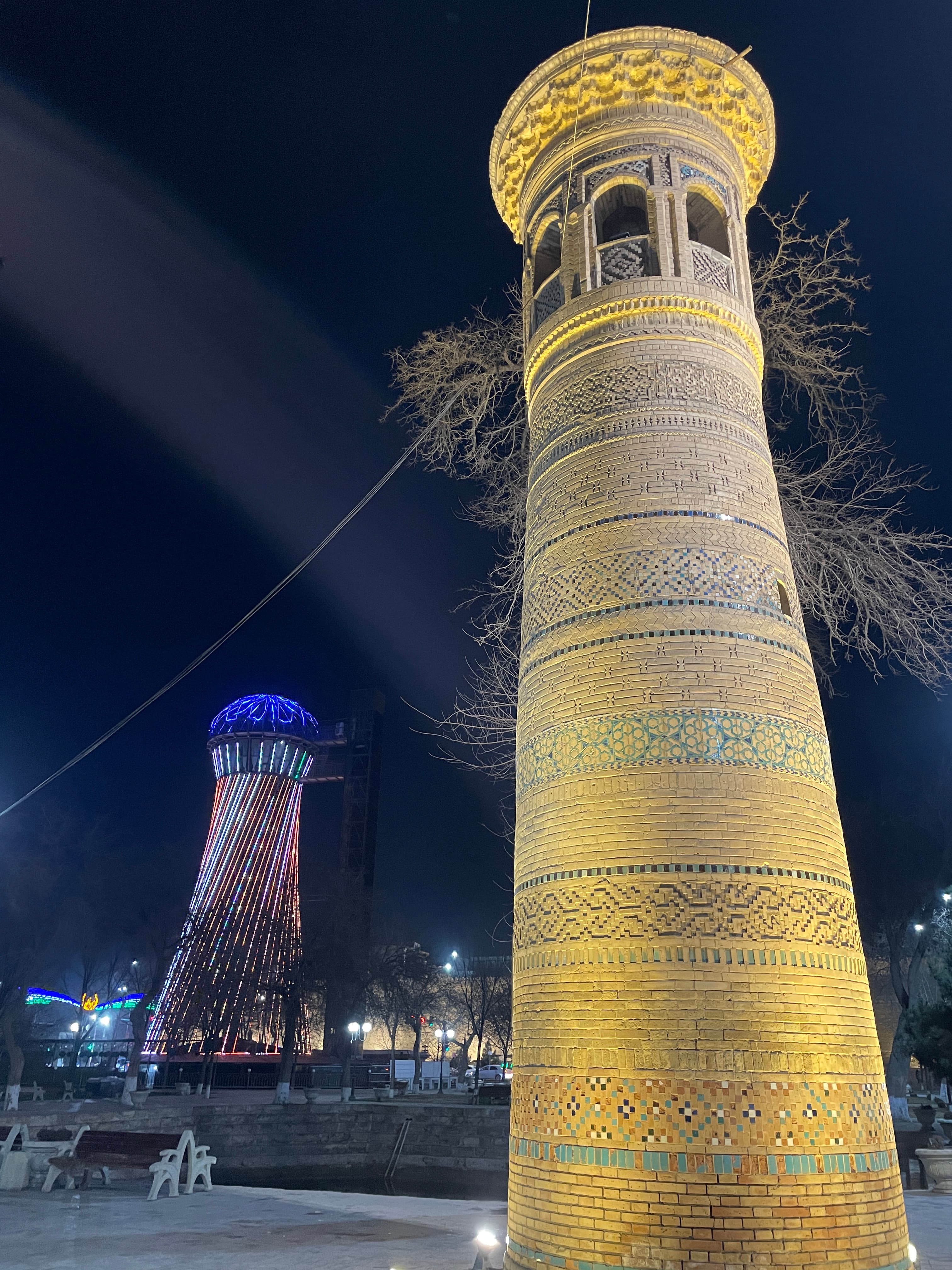 Minaret Bolo Haouz et tour Choukhov de Boukhara