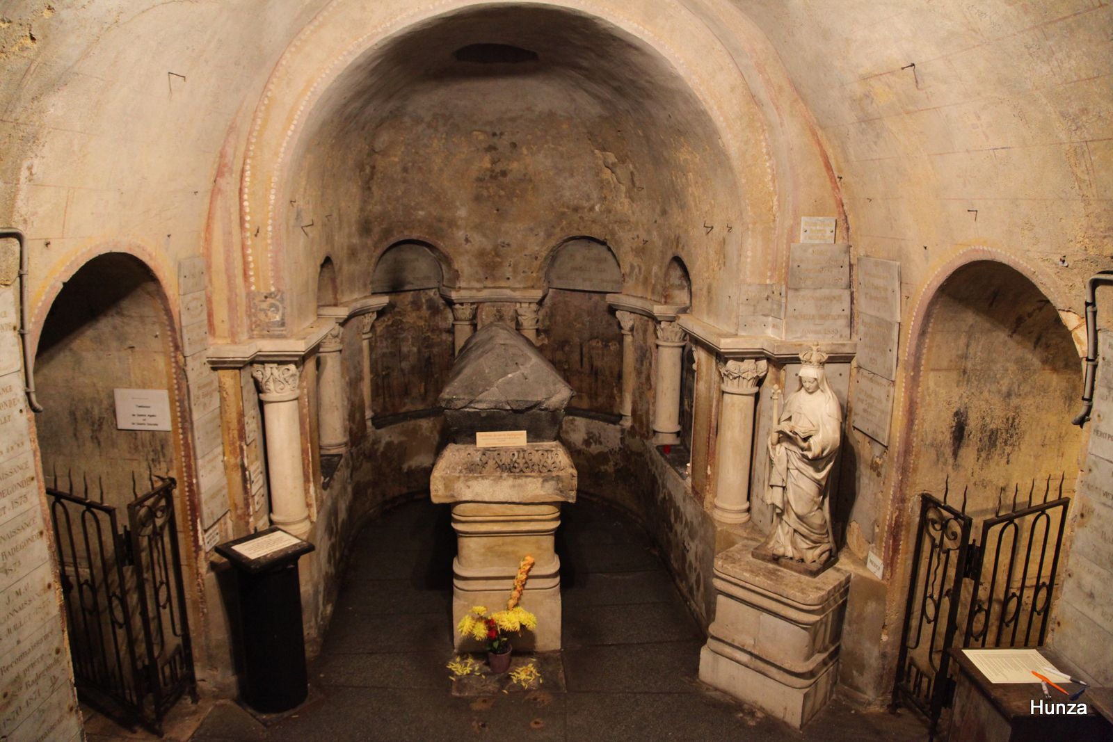 Poitiers, tombeau de Sainte-Radegonde dans la crypte