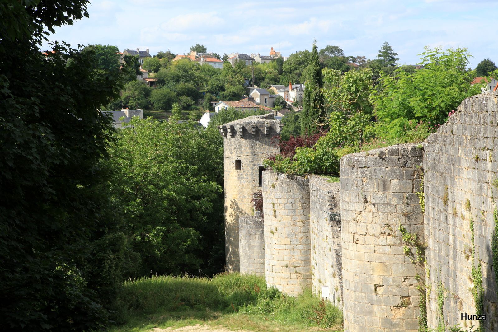 Remparts de Poitiers avec, au fond, la tour de Vouneuil