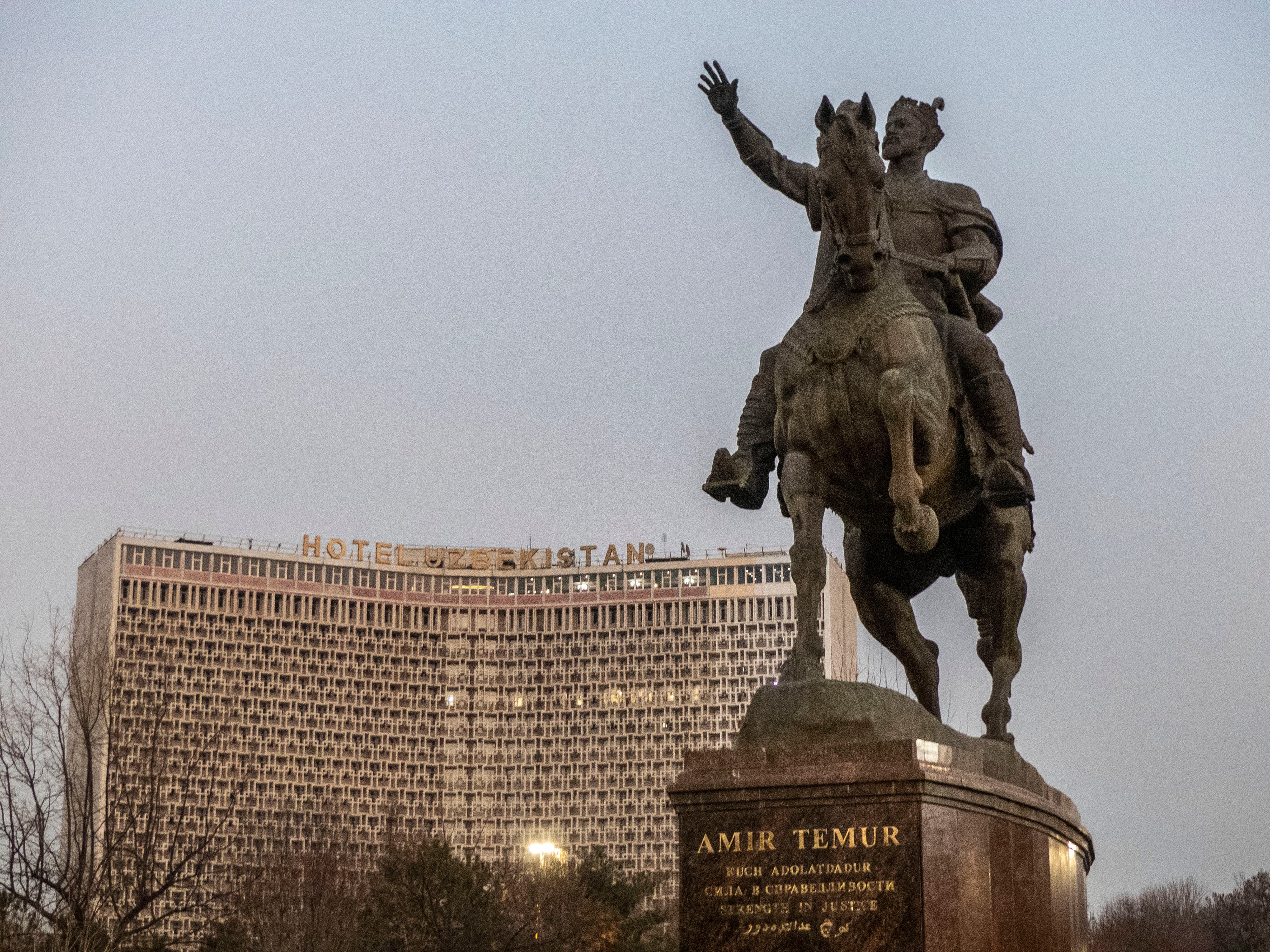 Hôtel Ouzbékistan et statue du Timour