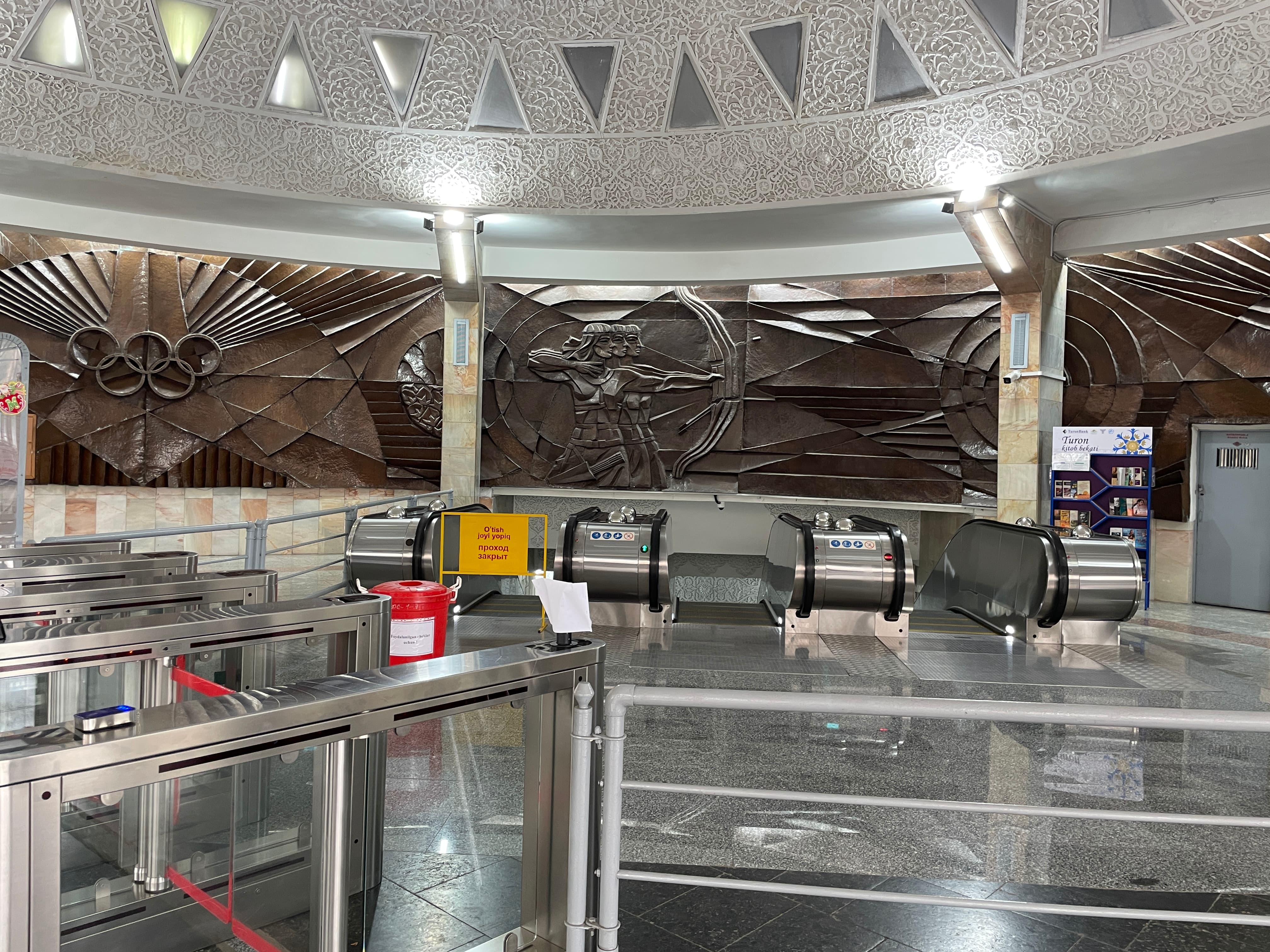 Station de métro Pakhtakor