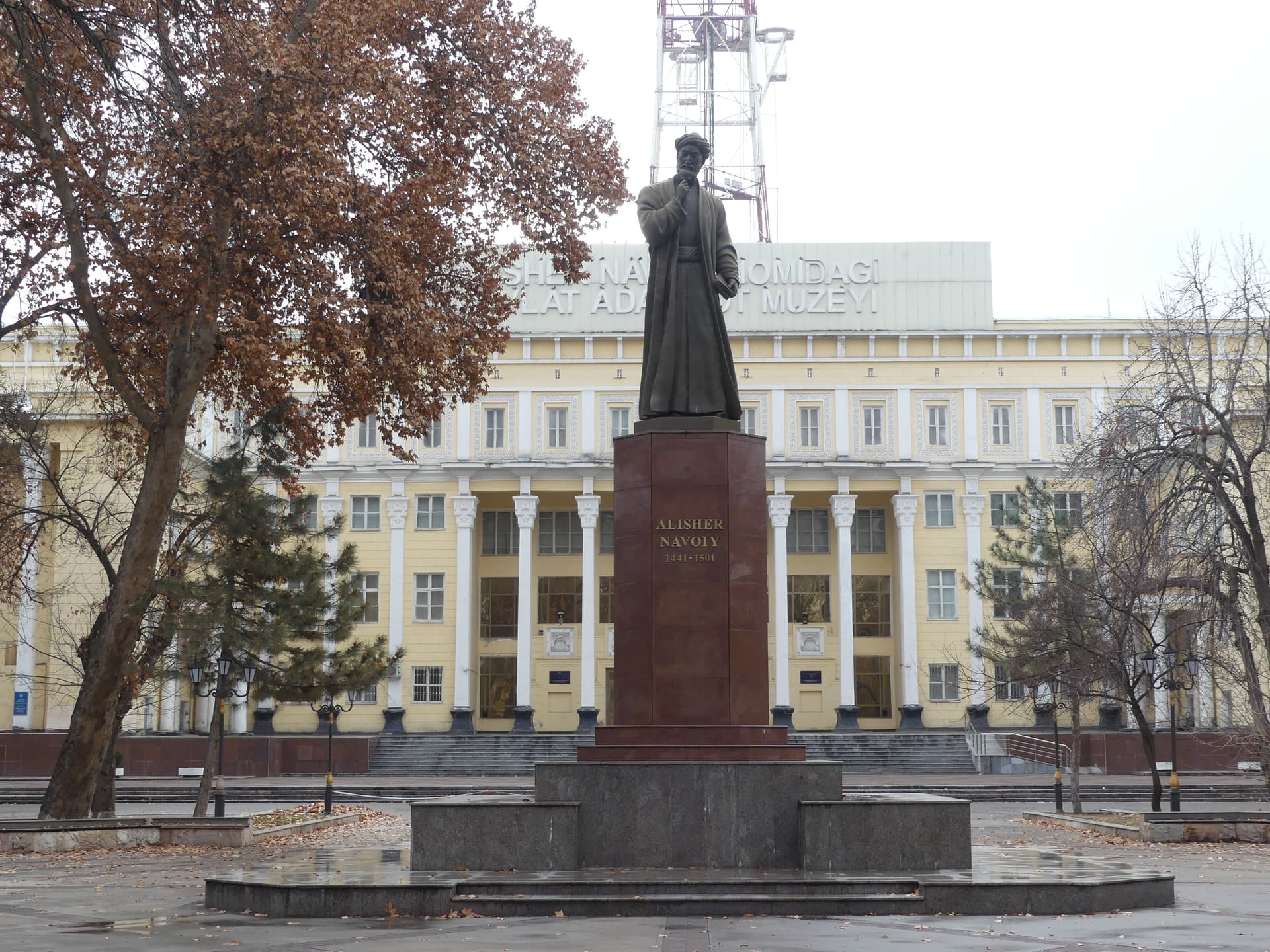 Statue d'Alisher Navoi